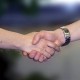 Handshake als Symbol für die erfolgreiche Lösung eines Konflikts, Foto zu Jana Thanns Seminar Erfolgreiche Konfliktlösungen