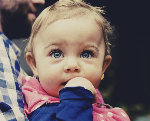 Kleinkind mit wunderschönen Augen als Bild zu einem Feedback über Prana Anwendung bei Augenentzündung